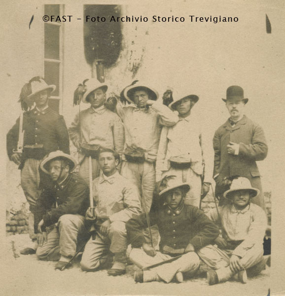 Albino Bertolini con un gruppo di soldati in divisa coloniale